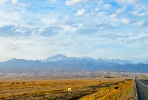 Travel guides for Xinjiang region surged 200% on reopening of scenic highway